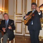Князь А. Трубецкой (слева) играет на балалайке. Париж. Фото М. Дроздова